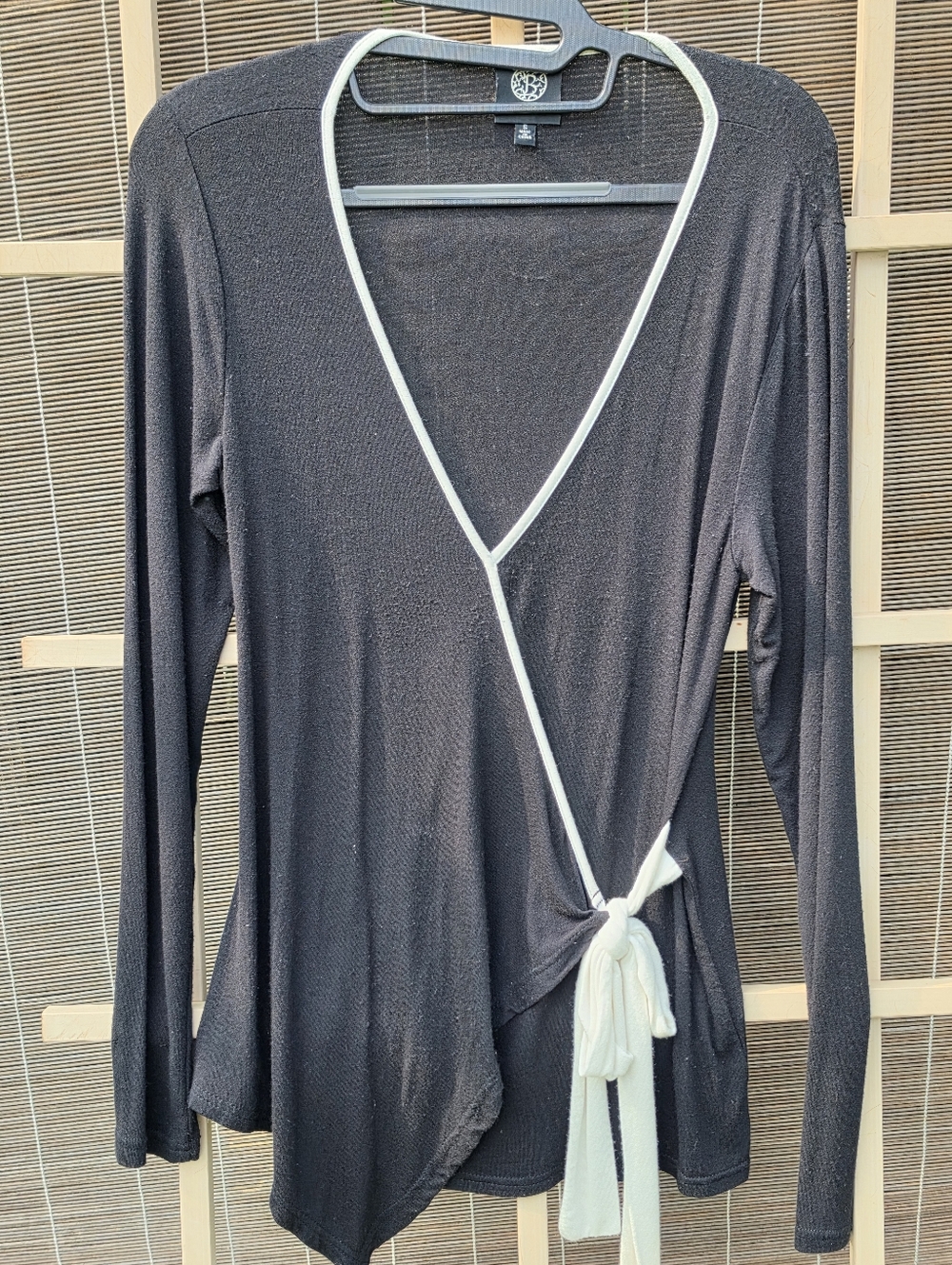 Bobeau wrap style black w/white Piping  top Small